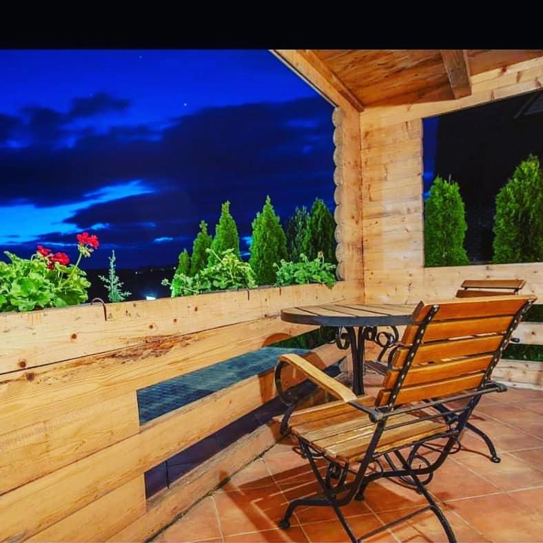 Api Komora Lodge *